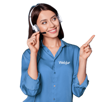 Uma mulher com o uniforme da Webjur e um headset