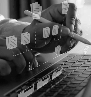Imagem de um teclado e um desenho sobre a imagem de varios arquivos e pastas interligados